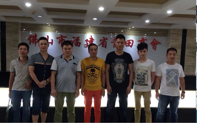 创会会长蔡建华（中）与北京天瑞和信建材有限公司总经理许瑞和（左一）等合影留念